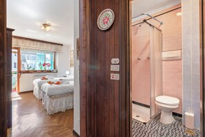 Appartement Standard, plusieurs chambres (Appartamento Aricami) | Salle de bain | Douche, sĂšche-cheveux, bidet, serviettes fournies