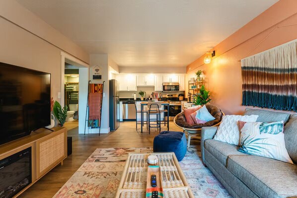 Smart TV, fireplace - Downtown BOHO condo. Walk to Branson Landing. Pool/Fitness Center (Branson)