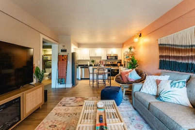 Downtown BOHO condo. Walk to Branson Landing. Pool/Fitness Center