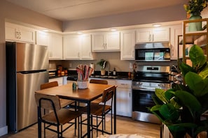 Fridge, microwave, oven, stovetop - Downtown BOHO condo. Walk to Branson Landing. Pool/Fitness Center (Branson)