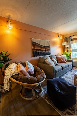 Smart TV, fireplace - Downtown BOHO condo. Walk to Branson Landing. Pool/Fitness Center (Branson)
