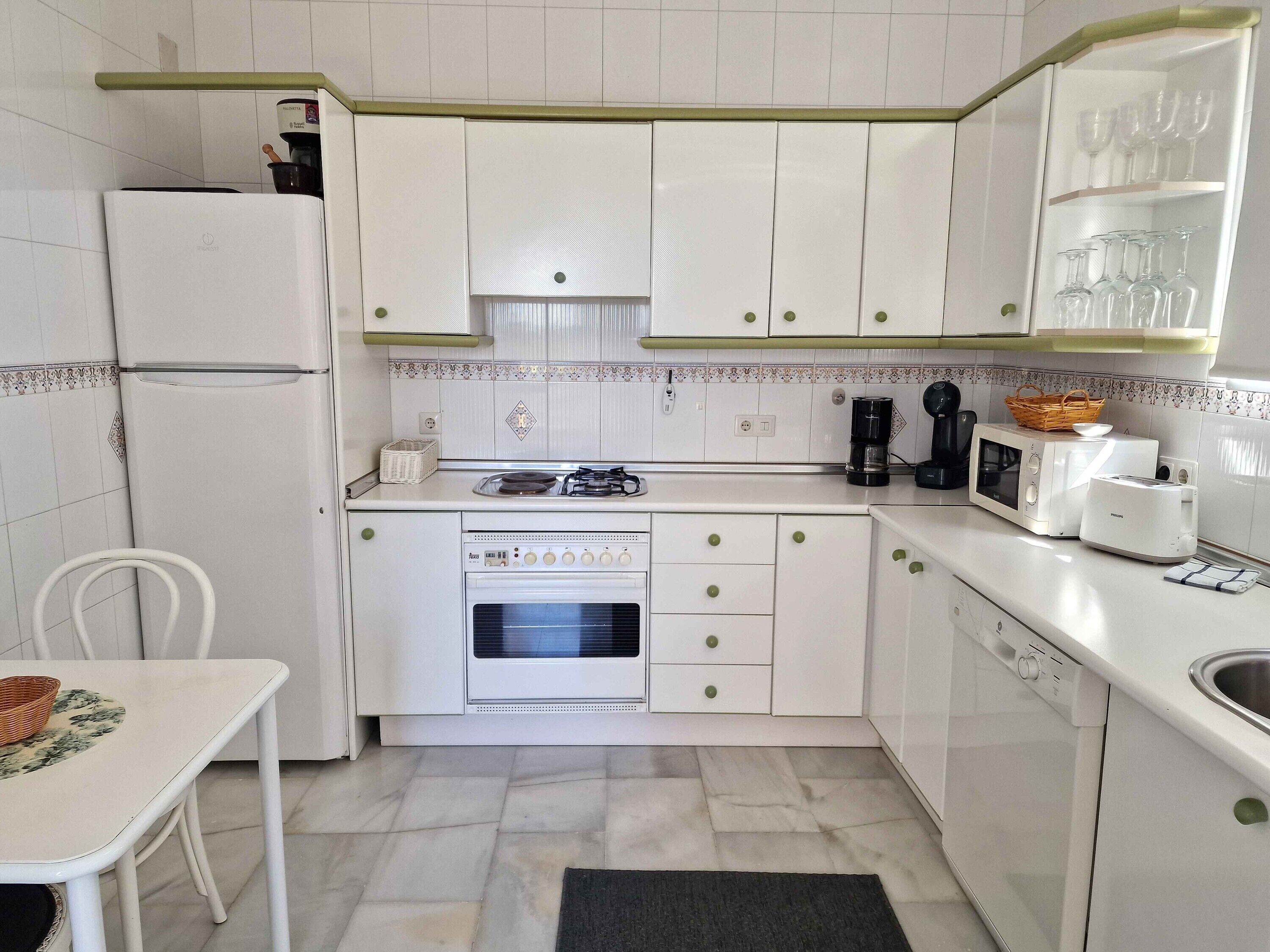 Kylskåp, mikrovågsugn, ugn och spishäll