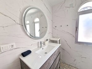 Unclassified image, 2 of 23, button