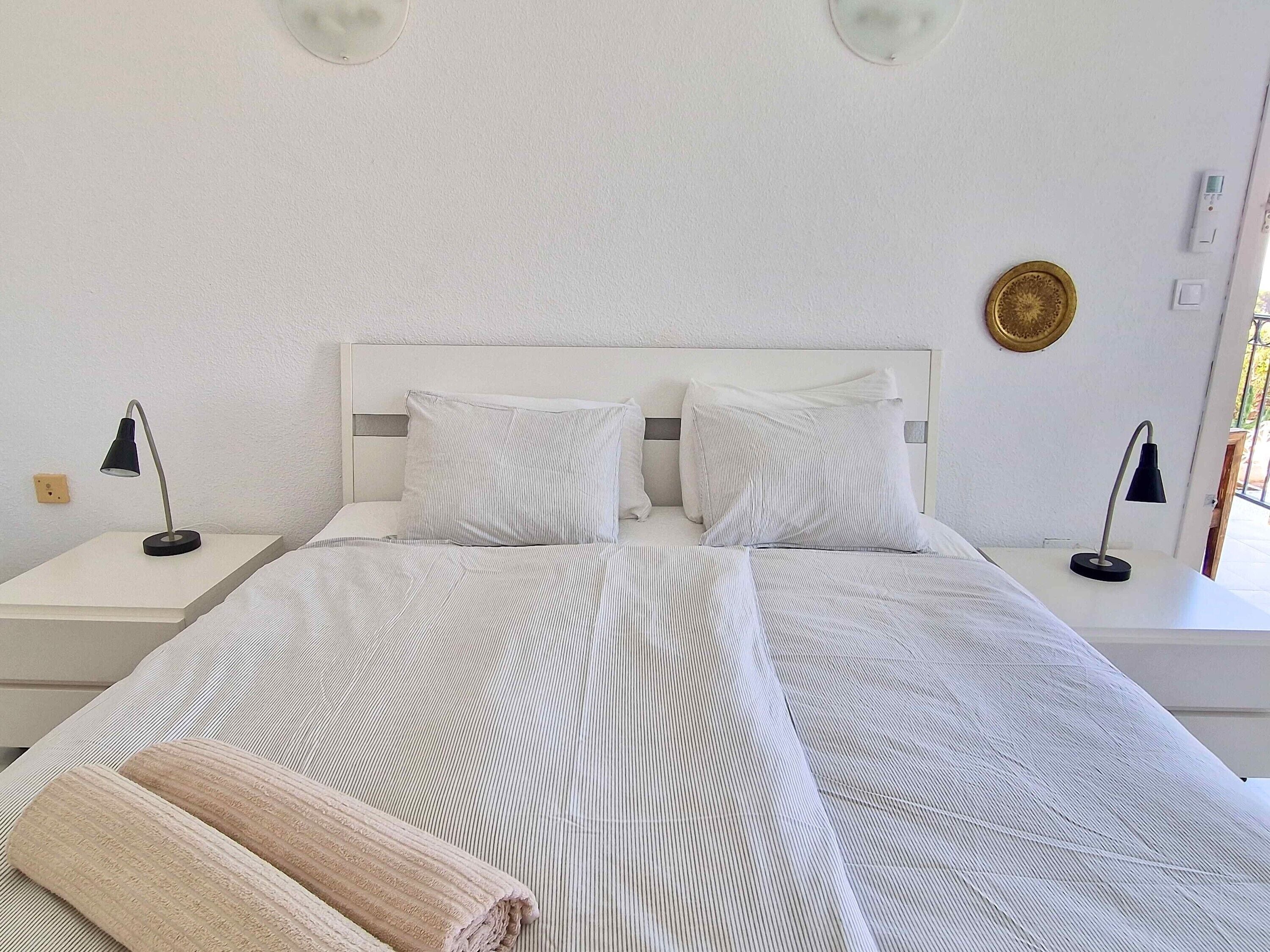 Iron/ironing board, WiFi, bed sheets