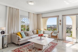 TV - Private Villa with Sea Views in Torreblanca, Fuengirola (Fuengirola)