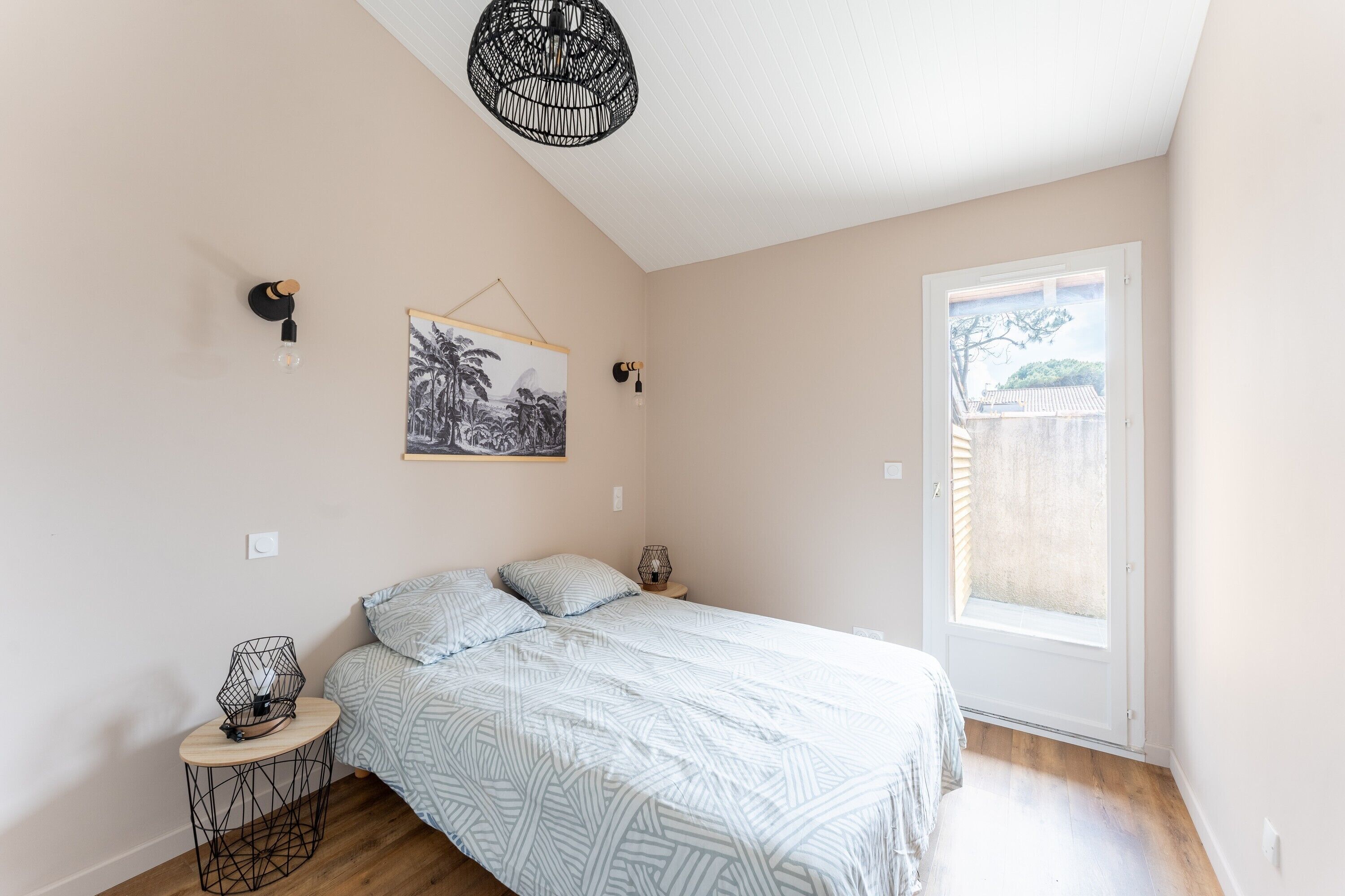 Een strijkplank/strijkijzer, wifi, beddengoed