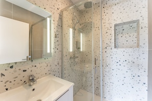 Shower, hair dryer, towels - Renovated, Air-Conditioned Villa Near the Beach – Seignosse (seignosse)