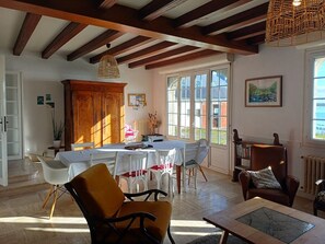 Dining - The House of Iniz er Mour (Sainte-Hélène)