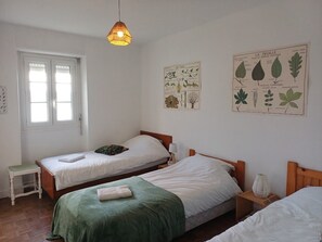 Iron/ironing board, bed sheets - The House of Iniz er Mour (Sainte-Hélène)