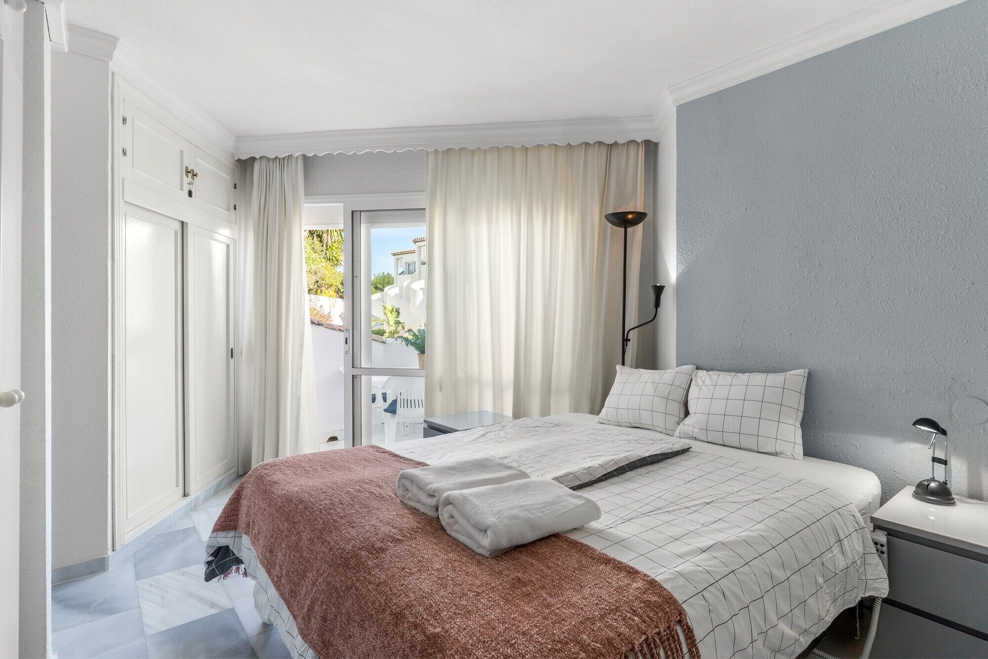 Iron/ironing board, WiFi, bed sheets