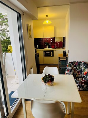 Fridge, microwave, oven, stovetop - Biarritz - Lahouze - Studio - Balcony - parking (Biarritz)