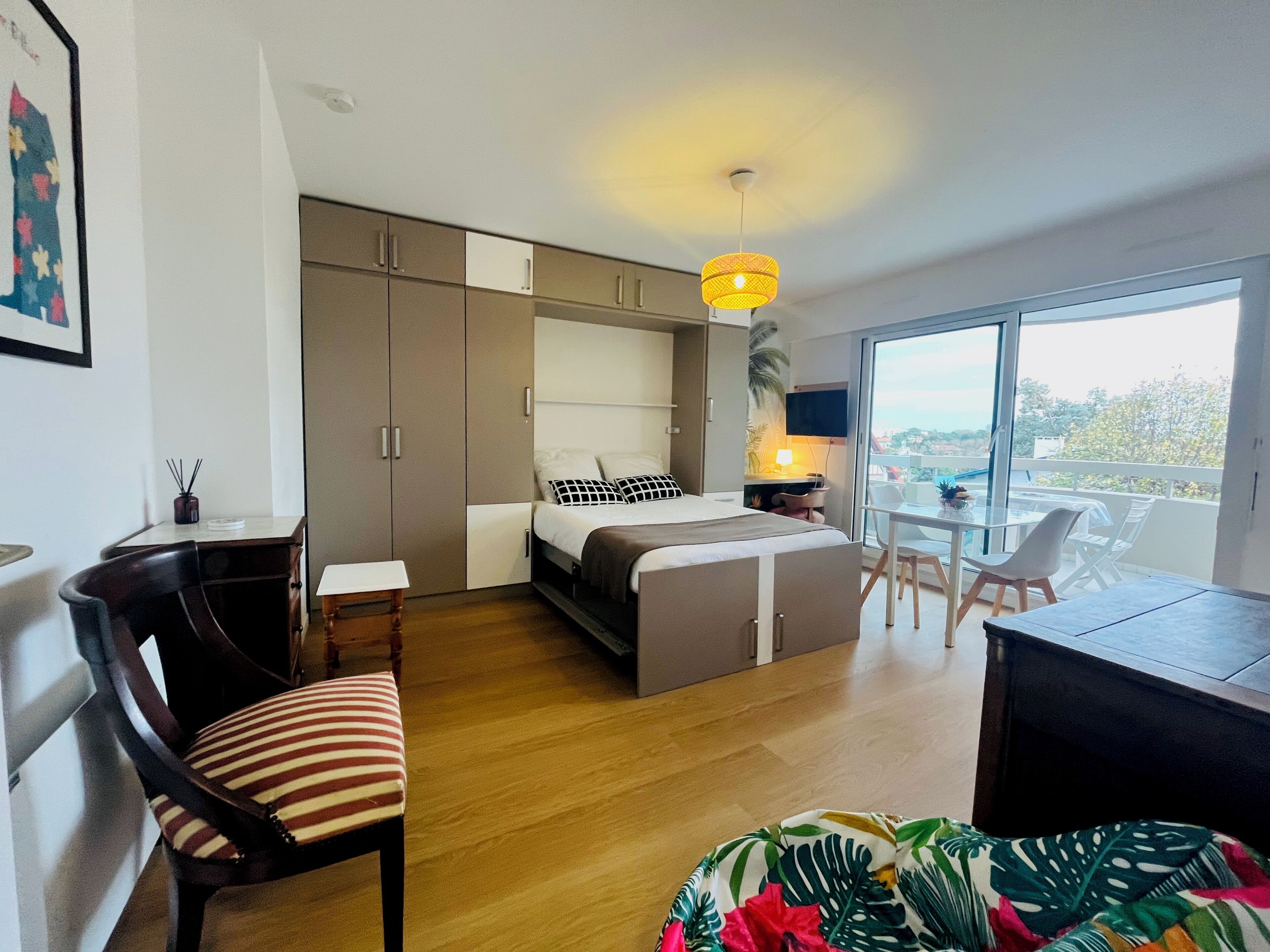 Een strijkplank/strijkijzer, gratis wifi, beddengoed