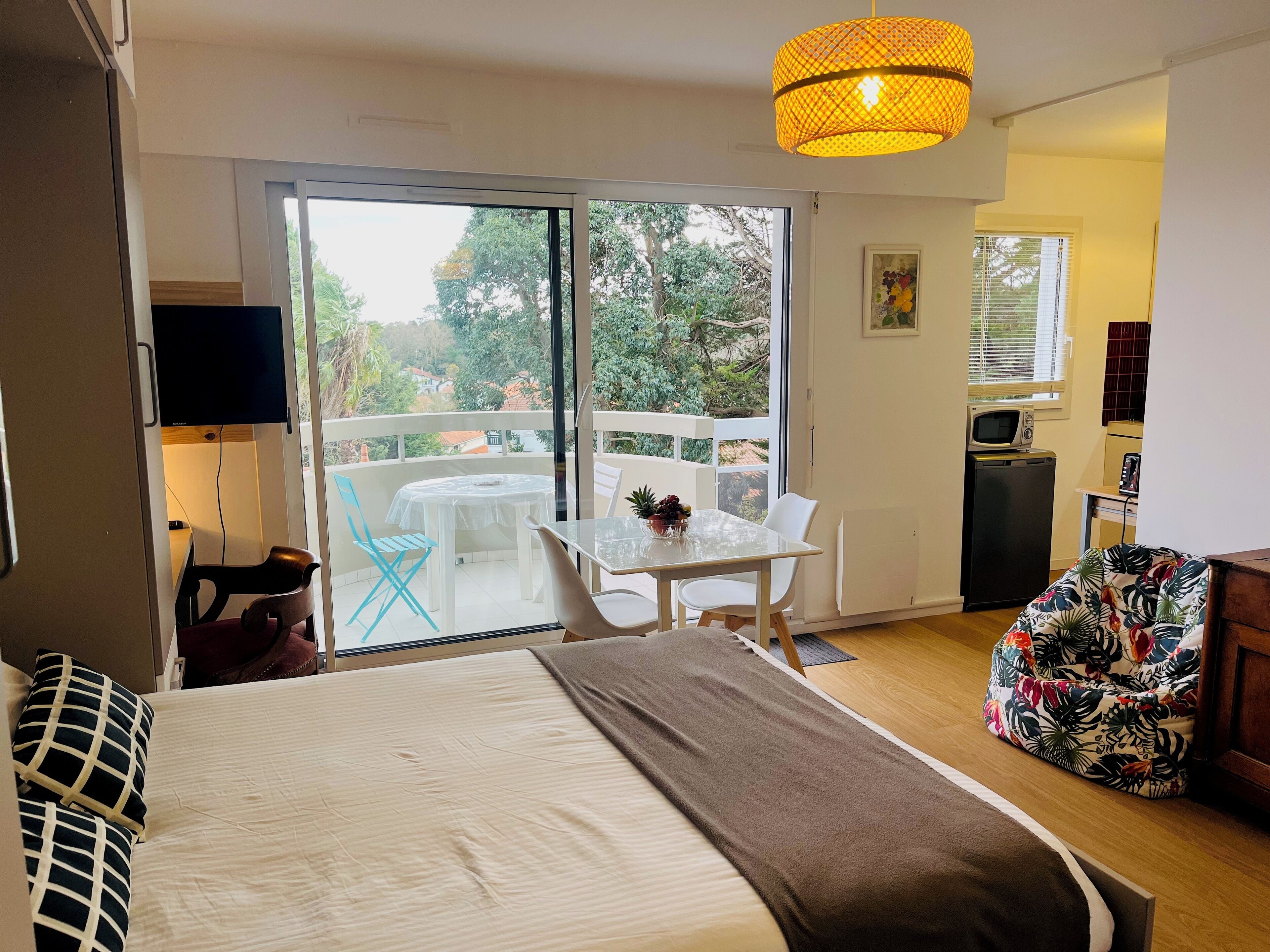 Fer et planche à repasser, Wi-Fi gratuit, draps fournis