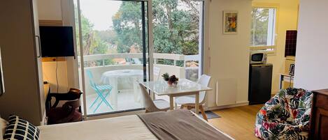 Fer et planche à repasser, Wi-Fi gratuit, draps fournis