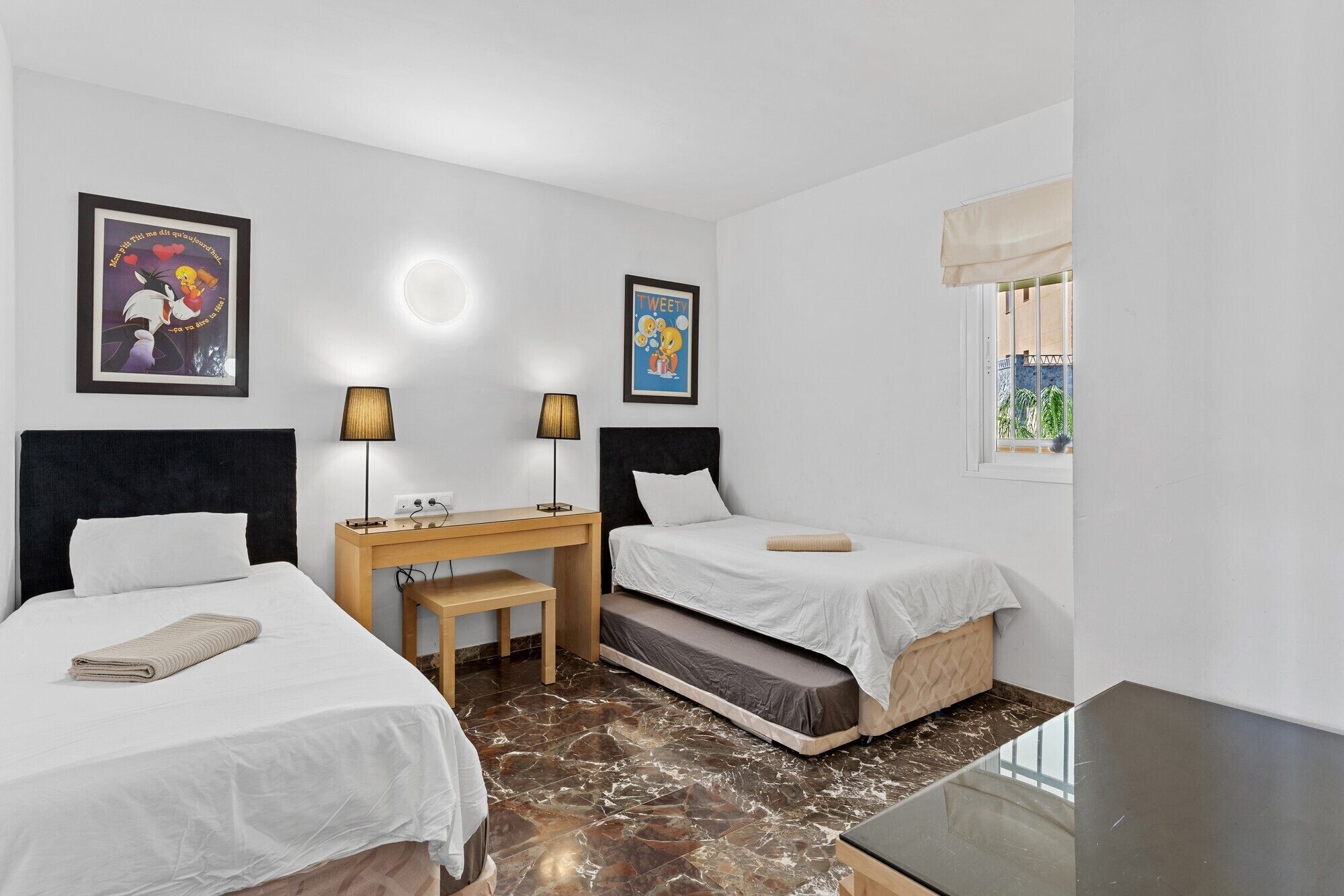 Tabla de planchar con plancha, wifi y ropa de cama 