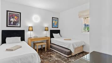 Tabla de planchar con plancha, wifi y ropa de cama