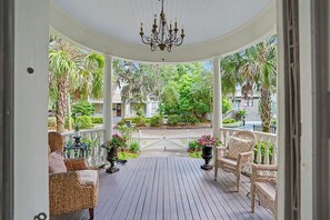 Terrace/patio - Luxury Savannah Estate w/ Heated Pool, Manicured Gardens by Lucky Savannah (Savannah)