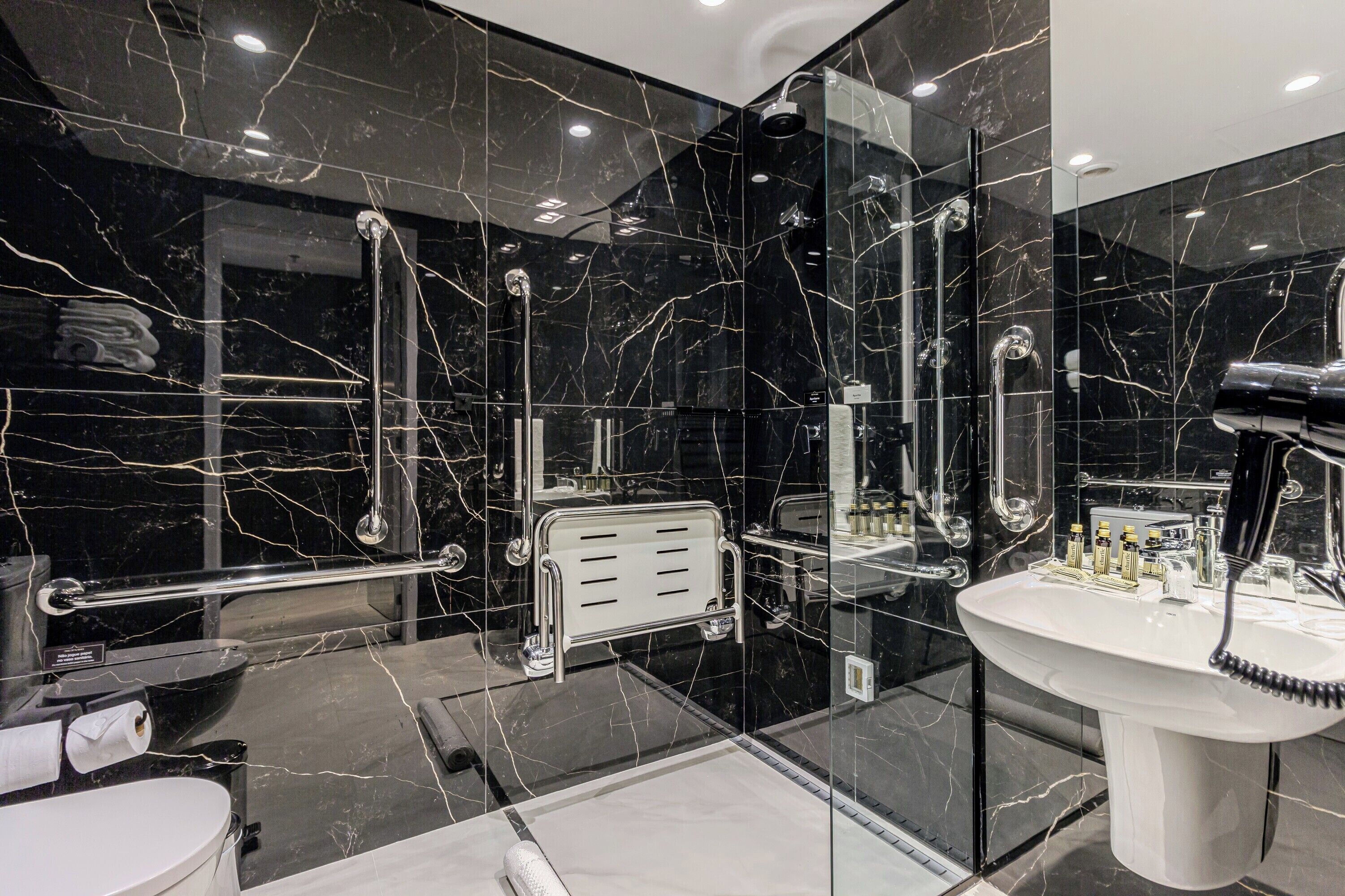 Studio Casal PNE | Kamar mandi | Shower, perlengkapan mandi gratis, pengering rambut, dan handuk