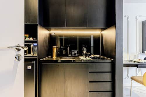 Studio Casal PNE | Cocina privada | Frigobar, microondas, parrilla de estufa y cafetera de espresso