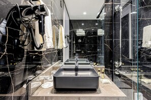 Studio Casal | Bathroom | Shower, free toiletries, hair dryer, bathrobes - One of a Kind Charlie Hotel Ibirapuera - Soft Opening (Sao Paulo)