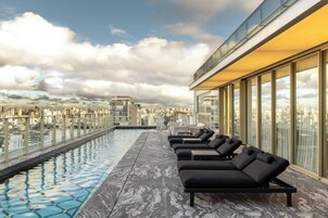 Kolam renang terbuka, kerusi lepak pantai 