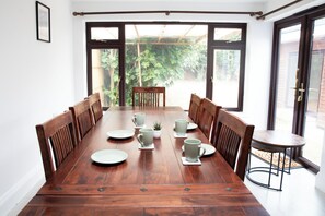 Dining - 3BR Stays 10 Mins from Legoland/Ascot/Heathrow - Free Wi-Fi/Parking (Windsor)