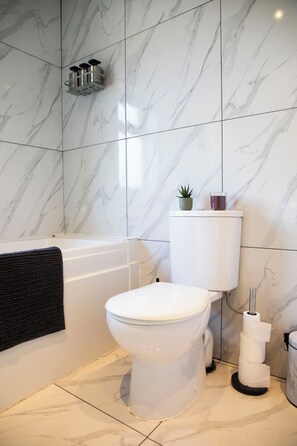 Shower, hair dryer, towels, soap - 3BR Stays 10 Mins from Legoland/Ascot/Heathrow - Free Wi-Fi/Parking (Windsor)