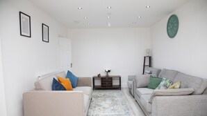 A modern living room with two sofas, a coffee table, and a rug. - 3BR Stays 10 Mins from Legoland/Ascot/Heathrow - Free Wi-Fi/Parking (Windsor)
