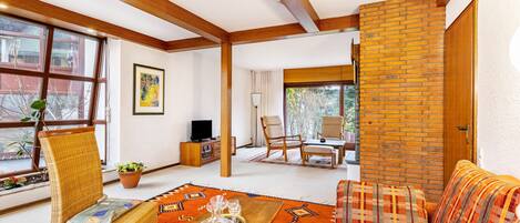 Tv, eldstad och en stereo