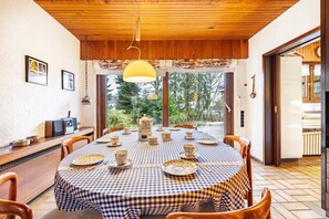 Dining - Holiday Home 'Hebborn' with Private Terrace, Shared Garden and Wi-Fi (Bergisch Gladbach)