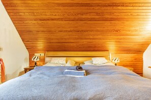 4 bedrooms, iron/ironing board, WiFi, bed sheets