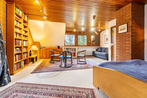 Interior - Holiday Home 'Hebborn' with Private Terrace, Shared Garden and Wi-Fi (Bergisch Gladbach)