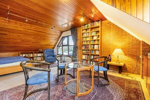 Interior - Holiday Home 'Hebborn' with Private Terrace, Shared Garden and Wi-Fi (Bergisch Gladbach)