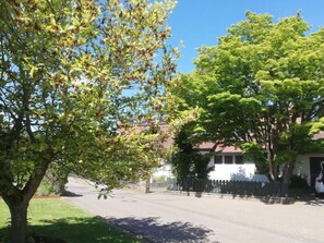 Property grounds - Holiday Home 'Hebborn' with Private Terrace, Shared Garden and Wi-Fi (Bergisch Gladbach)