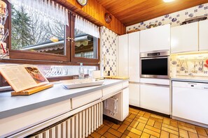 Fridge, microwave, oven, stovetop - Holiday Home 'Hebborn' with Private Terrace, Shared Garden and Wi-Fi (Bergisch Gladbach)