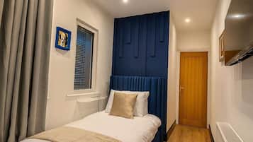 2 bedrooms, desk, iron/ironing board, WiFi