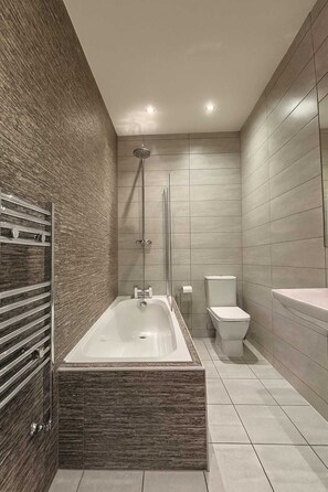 Douche, sèche-cheveux, serviettes fournies, shampoing
