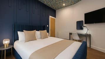 2 bedrooms, desk, iron/ironing board, WiFi
