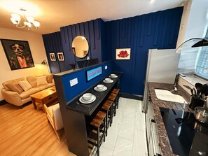 Geladeira, micro-ondas, fogão, cooktop