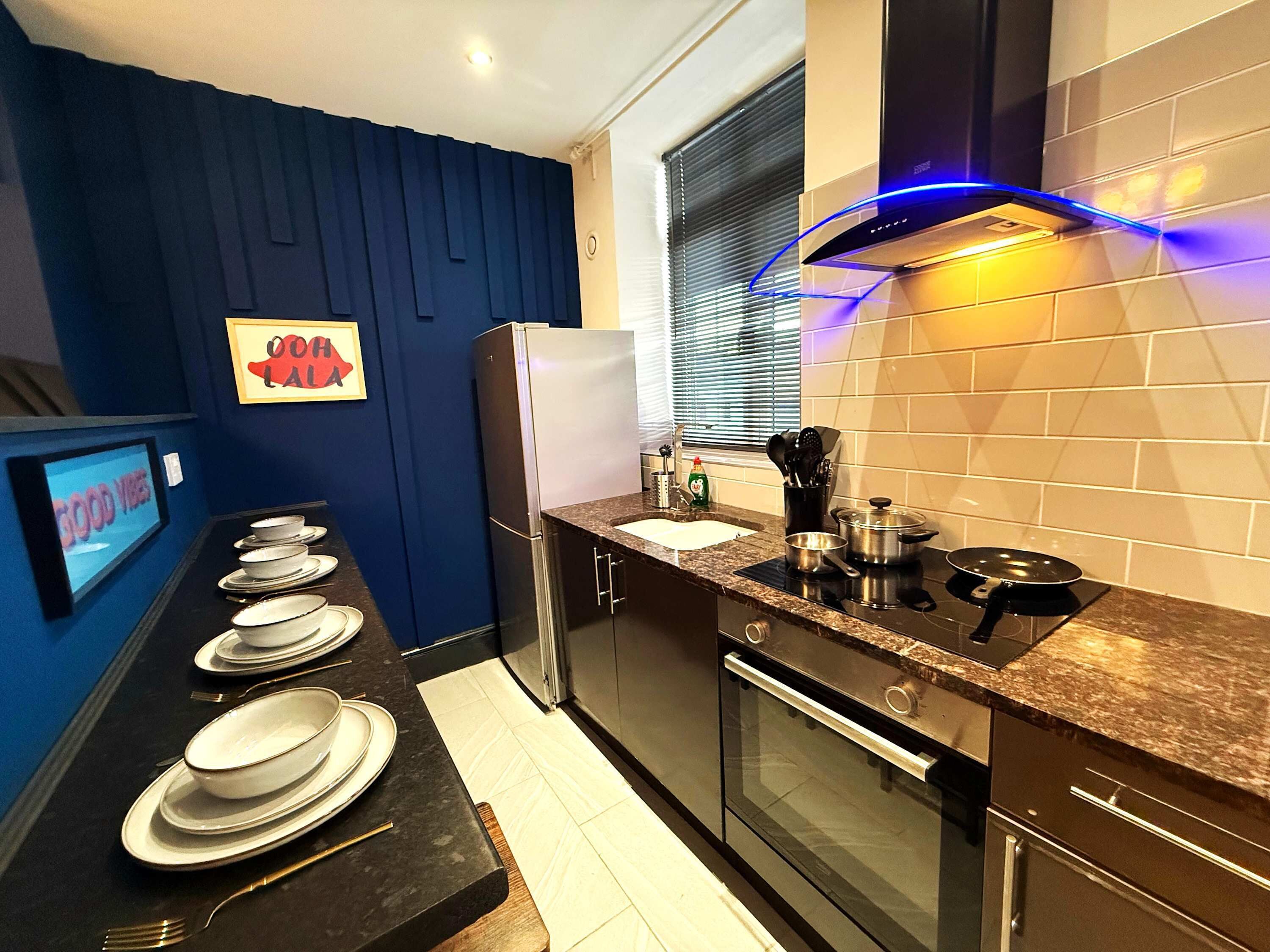 Réfrigérateur, micro-ondes, four, plaque de cuisson