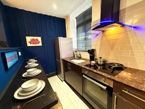 Frigorífico, microondas, horno y placa de cocina