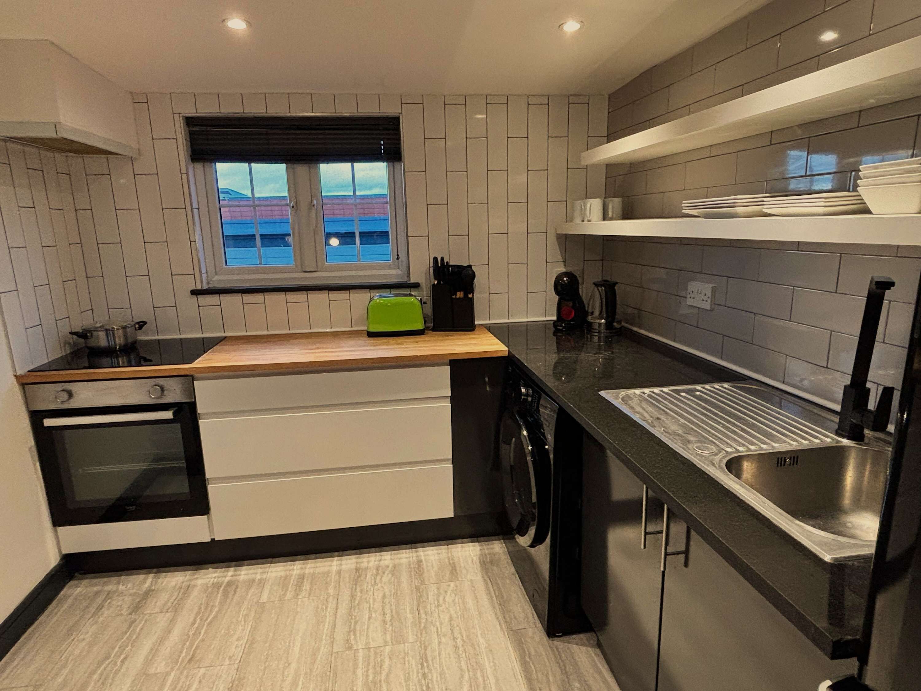 Geladeira, micro-ondas, fogão, cooktop