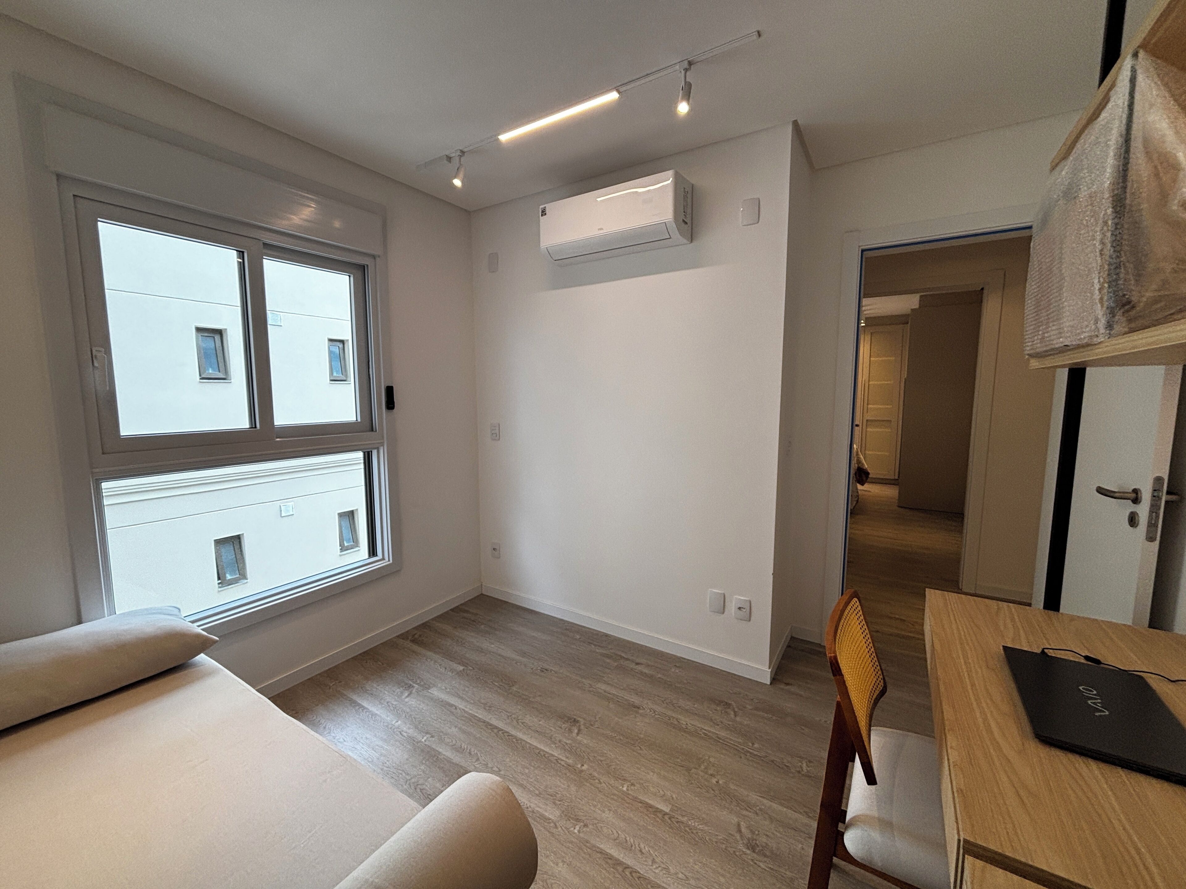 Strykjärn/strykbräda, internet och sängkläder