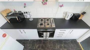 Frigorífico, microondas, horno y placa de cocina