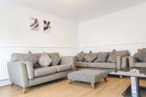 Living area - Wycombe Oasis - Cozy 3-bed House Retreat (High Wycombe)