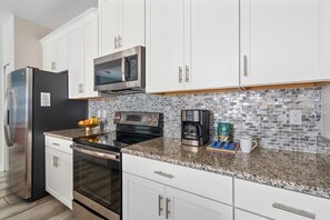 Microwave, oven, stovetop, dishwasher - Gatsby Gamehouse (Kissimmee)