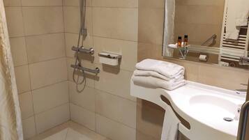 Articles de toilette gratuits, sèche-cheveux, serviettes fournies, savon