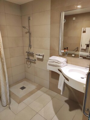 Articles de toilette gratuits, sèche-cheveux, serviettes fournies, savon