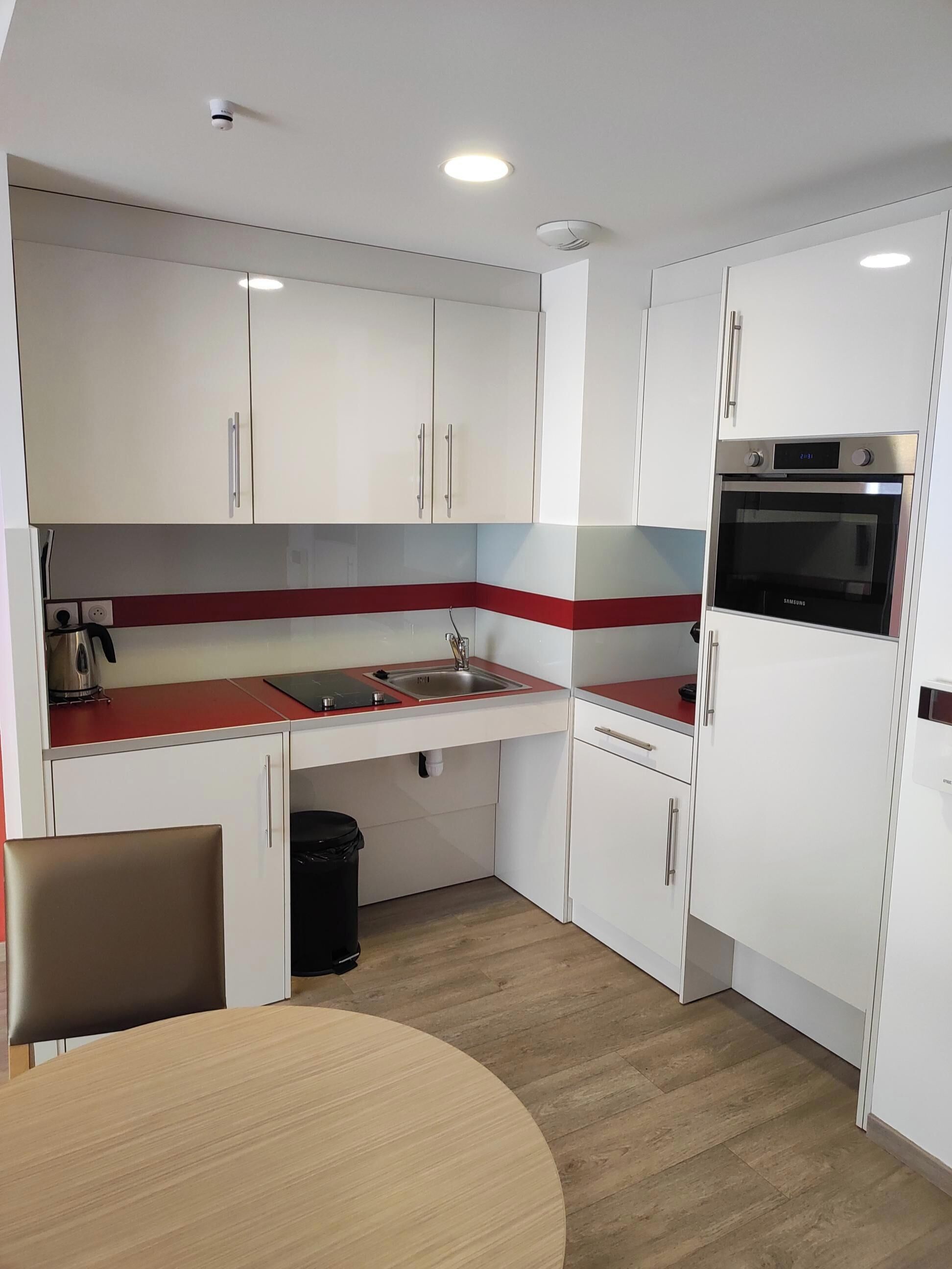 Estudi clàssic | Cuina privada | Frigorífic, microones i placa de cuina 