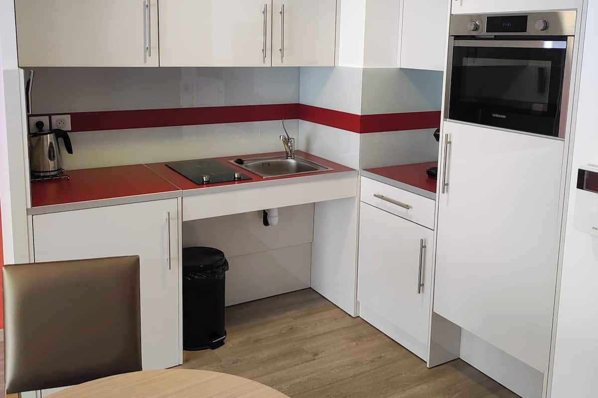 Studio Classique | Cuisine privée | Réfrigérateur, micro-ondes, plaque de cuisson